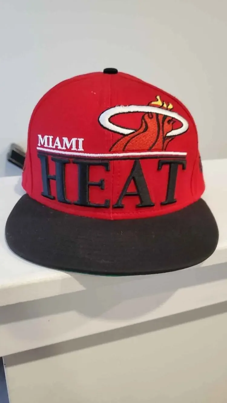 VINTAGE MIAMI HEAT SNAPBACK